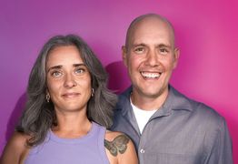 [Translate to Englisch:] Gaststars Oli P. und Pauline Petszokat im Porträt.
