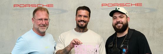 Gruppenfoto mit drei Personen, in der Mitte Emmvee, der den Award in den Händen hält. Links steht René Otterbein (in.Stuttgart Veranstaltungsgesellschaft), rechts Sascha Schmitz (Projektleiter Meyer-Konzerte).