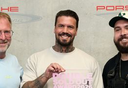 [Translate to Englisch:] Gruppenfoto mit drei Personen, in der Mitte Emmvee, der den Award in den Händen hält. Links steht René Otterbein (in.Stuttgart Veranstaltungsgesellschaft), rechts Sascha Schmitz (Projektleiter Meyer-Konzerte).