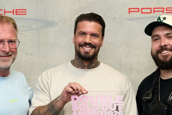 [Translate to Englisch:] Gruppenfoto mit drei Personen, in der Mitte Emmvee, der den Award in den Händen hält. Links steht René Otterbein (in.Stuttgart Veranstaltungsgesellschaft), rechts Sascha Schmitz (Projektleiter Meyer-Konzerte).