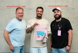 Gruppenfoto mit drei Personen, in der Mitte Emmvee, der den Award in den Händen hält. Links steht René Otterbein (in.Stuttgart Veranstaltungsgesellschaft), rechts Sascha Schmitz (Projektleiter Meyer-Konzerte).