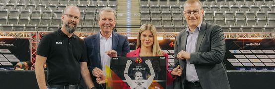 Alexander Fleige und Matthias Ranke sowie Andreas Kroll und Elisabeth Seitz halten den Award und lachen in die Kamera