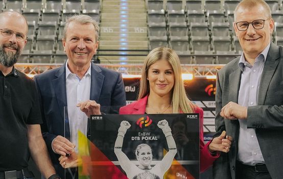 Alexander Fleige und Matthias Ranke sowie Andreas Kroll und Elisabeth Seitz halten den Award und lachen in die Kamera