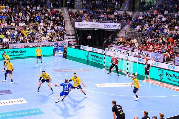 [Translate to Englisch:] Spielfeld TVB von weitem in der ausverkauften Porsche-Arena