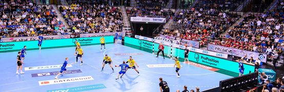 Spielfeld TVB von weitem in der ausverkauften Porsche-Arena