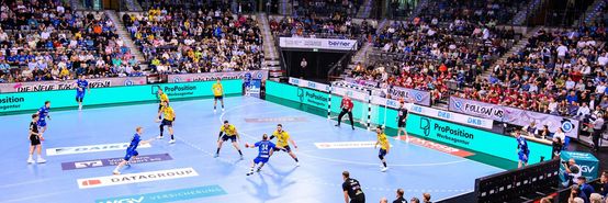 Spielfeld TVB von weitem in der ausverkauften Porsche-Arena