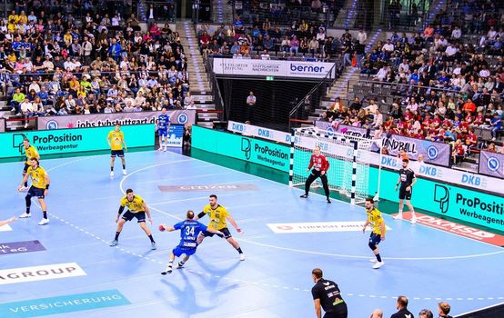 Spielfeld TVB von weitem in der ausverkauften Porsche-Arena