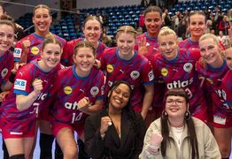 Mannschaftsfoto der Deutschen Handball Nationalmannschaft der Frauen mit den beiden Musikerinnen Bria und Lucille