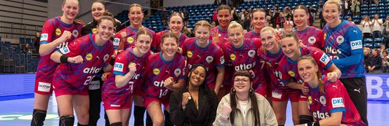 Mannschaftsfoto der Deutschen Handball Nationalmannschaft der Frauen mit den beiden Musikerinnen Bria und Lucille