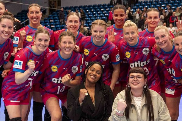 Mannschaftsfoto der Deutschen Handball Nationalmannschaft der Frauen mit den beiden Musikerinnen Bria und Lucille