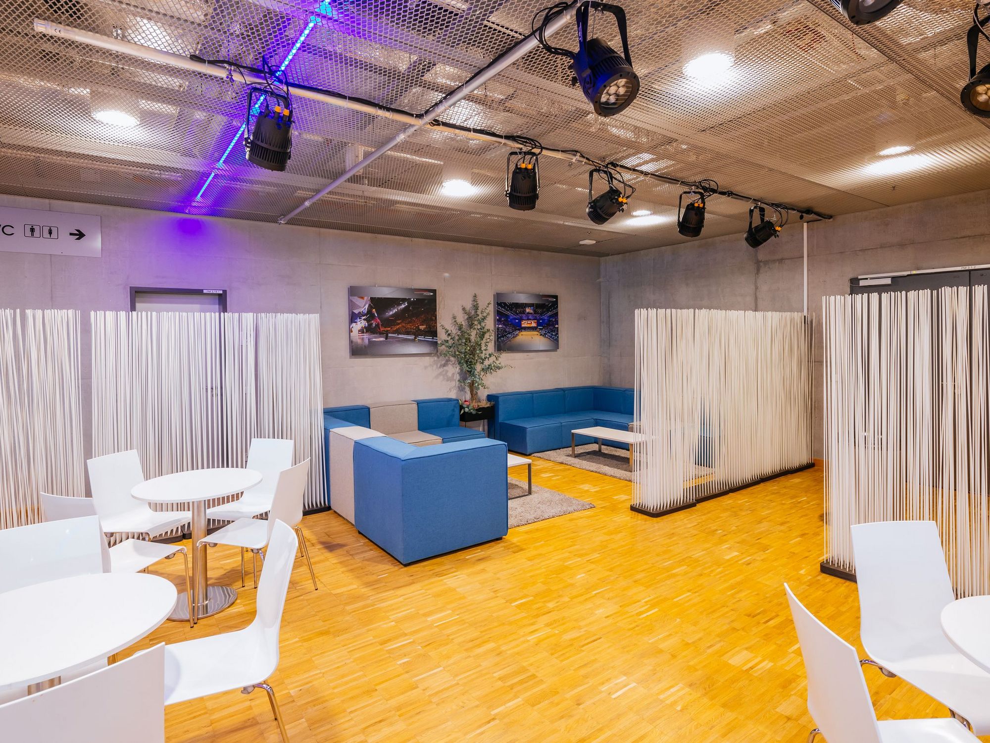 Gemütliche Sessel und Sofas im Hospitality-Bereich der Porsche-Arena