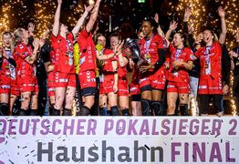 HSG Blomberg-Lippe - HB Ludwigsburg Spielerinnen der Mannschaft HB Ludwigsburg feiern Sieg und Gewinn des DHB-Pokals.
