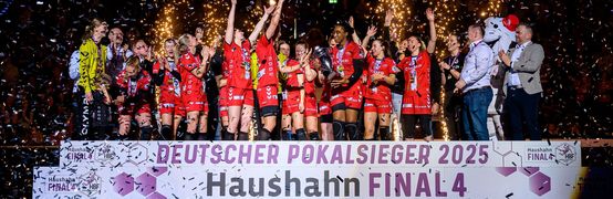 Spielerinnen der Mannschaft HB Ludwigsburg feiern Sieg und Gewinn des DHB-Pokals.