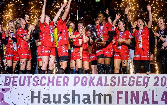 Spielerinnen der Mannschaft HB Ludwigsburg feiern Sieg und Gewinn des DHB-Pokals.