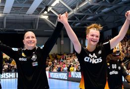 [Translate to Englisch:] Nationalspielerinnen halten sich an den Händen und halten diese in die Höhe. Große Freude in ihren Gesichtern.