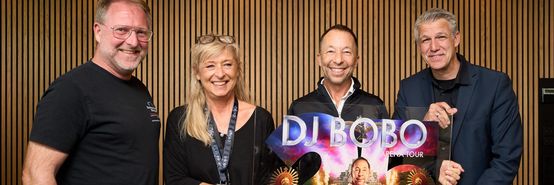 DJ Bobo hält seinen Award in die Kamera neben ihm stehen (von links nach rechts): René Otterbein, Annette Breitmayer und Guido von Vacano (alle von der in.Stuttgart Veranstaltungsgesellschaft)
