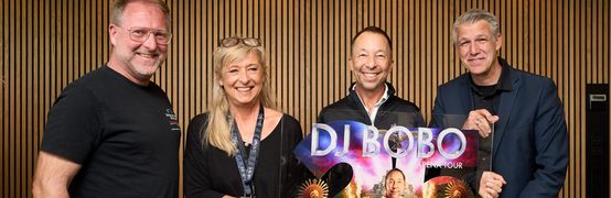 DJ Bobo hält seinen Award in die Kamera neben ihm stehen (von links nach rechts): René Otterbein, Annette Breitmayer und Guido von Vacano (alle von der in.Stuttgart Veranstaltungsgesellschaft)