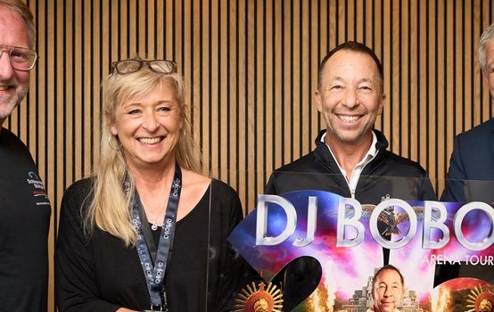 DJ Bobo hält seinen Award in die Kamera neben ihm stehen (von links nach rechts): René Otterbein, Annette Breitmayer und Guido von Vacano (alle von der in.Stuttgart Veranstaltungsgesellschaft)
