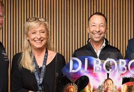 DJ Bobo hält seinen Award in die Kamera neben ihm stehen (von links nach rechts): René Otterbein, Annette Breitmayer und Guido von Vacano (alle von der in.Stuttgart Veranstaltungsgesellschaft)