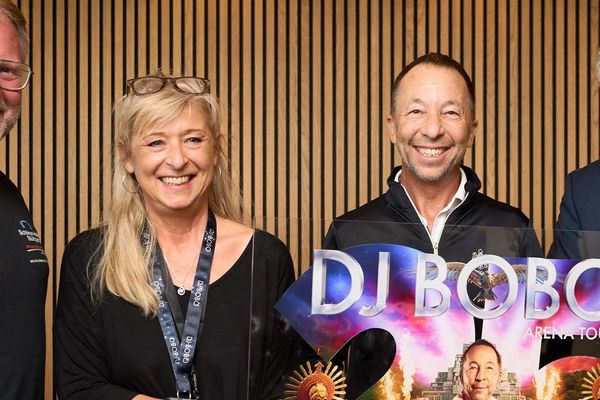 DJ Bobo hält seinen Award in die Kamera neben ihm stehen (von links nach rechts): René Otterbein, Annette Breitmayer und Guido von Vacano (alle von der in.Stuttgart Veranstaltungsgesellschaft)