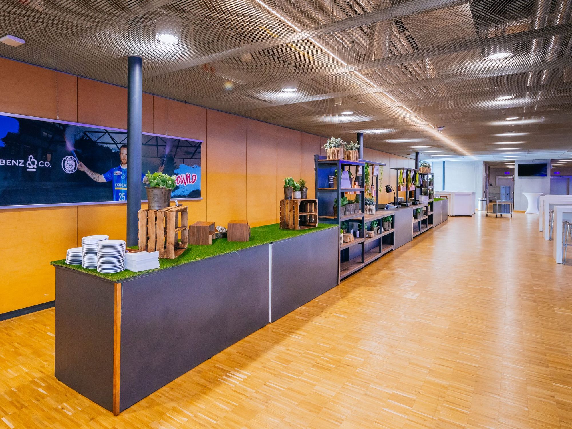 Das lange Buffet im Hospitality-Bereich der Porsche-Arena